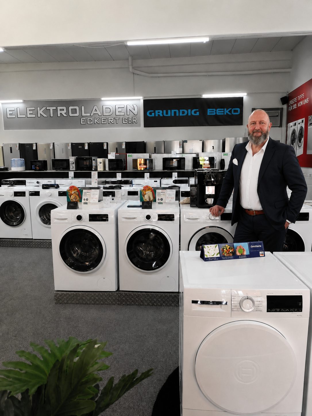 Carsten Eckert im Ausstellungsraum von Elektroladen Eckert