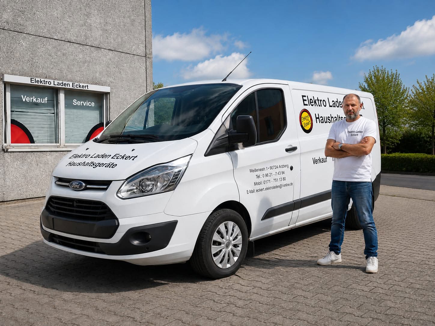 Carsten Eckert und das Servicefahrzeug von Elektroladen Eckert